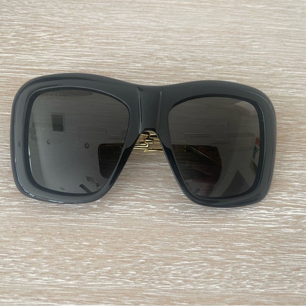 Stunning Gucci Black Oversized Sunglasses!